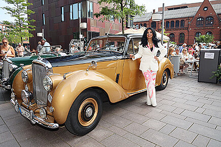 Nisvican „Nissi“ Roloff-Ok auf dem Oldtimertreffen